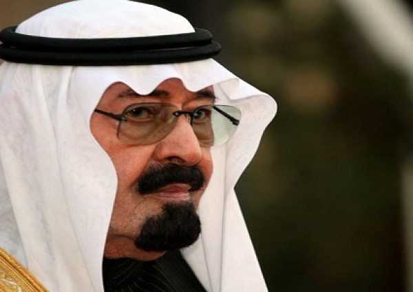 شاهد .. فيديو نادر للملك عبدالله بن عبدالعزيز وهو يؤدي العرضة النجدية قبل أكثر من 35 عاما في حائل