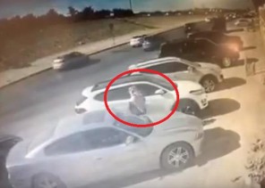 بالفيديو: مجهول يهشم زجاج سيارة متوقفة ويسرق حقيبة بداخلها في الرياض
