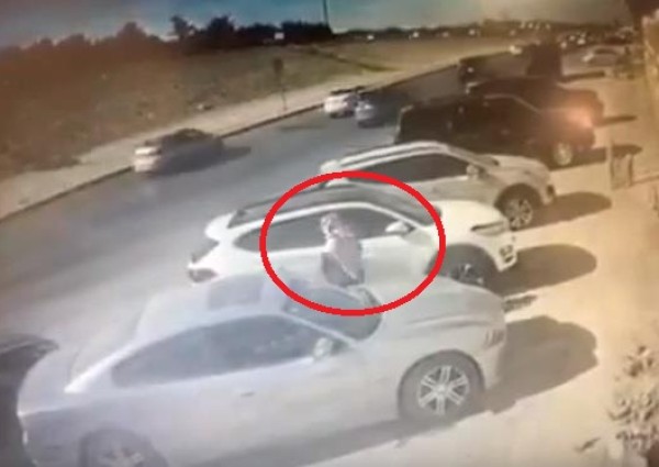 بالفيديو: مجهول يهشم زجاج سيارة متوقفة ويسرق حقيبة بداخلها في الرياض