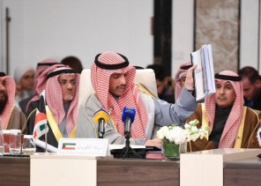 شاهد.. رئيس البرلمان الكويتي يلقي بـ”صفقة القرن” في مزبلة التاريخ