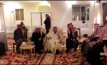 سمو أمير منطقة الرياض يقدم العزاء في وفاة سعد النصار – رحمه الله –