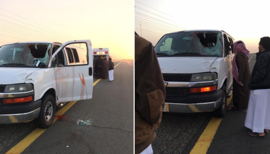 بالصور.. حادث مروع لحافلة معلمات عقب اصطدامها بجمل سائب