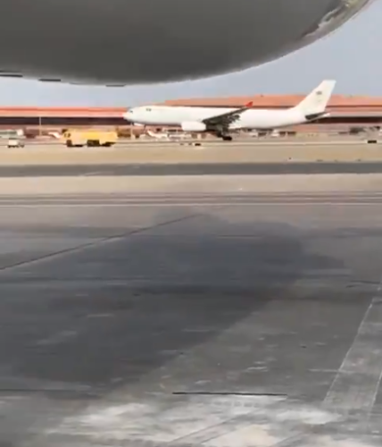 شاهد: لحظة هبوط مروع لطائرة “الخطوط السعودية” إضطرارياً في مطار “جدة”
