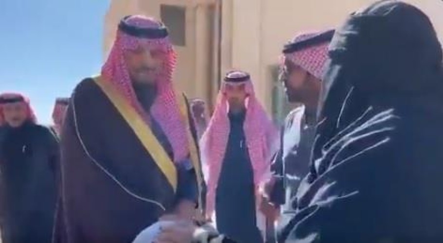 بالفيديو: أمير الشمالية يلتقي بالمواطنين في رفحاء .. شاهد: ردة فعله مع مواطنه!