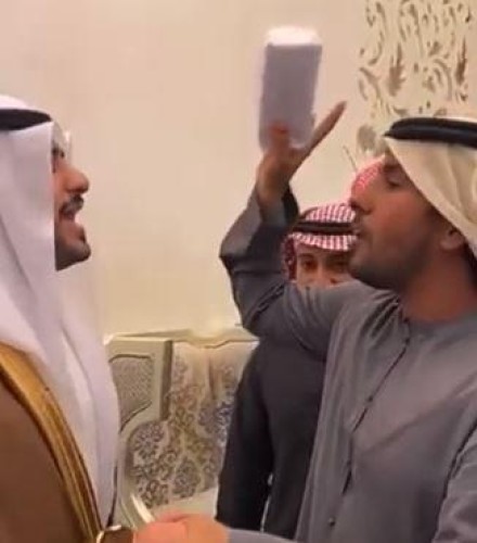 بالفيديو: إماراتي يقدم هدية ثمينة لإعلامي سعودي بمناسبة زواجه