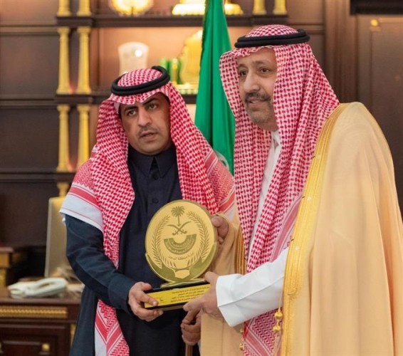 أمير الباحة يكرم موظفًا بالإمارة تبرع بإحدى كليتيه لعمه