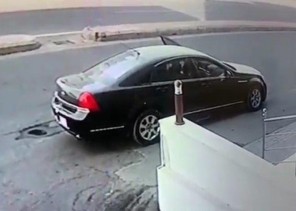 بداخلها طفل .. بالفيديو : لص يسرق سيارة في شارع بجدة ويلوذ بالفرار