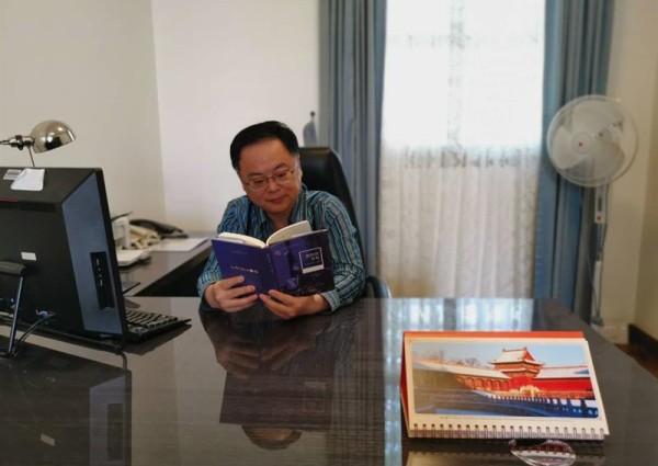 شاهد: ردة فعل السفير الصيني بالمملكة بعد طلب “الربيعة” بالبقاء في المنزل