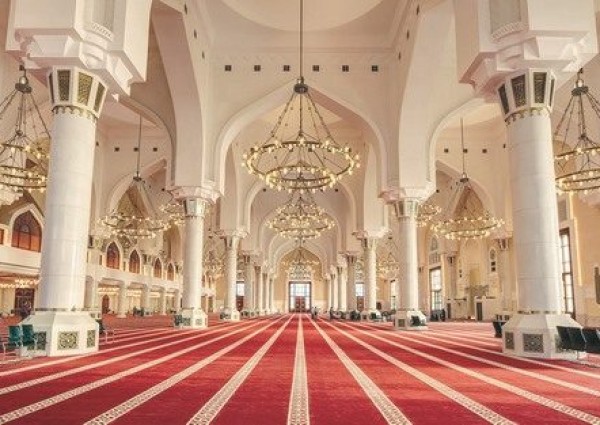 ماهي حقيقة عدم صحة الصلاة بعد الآذان مباشرة إثر تعليقها في المساجد؟