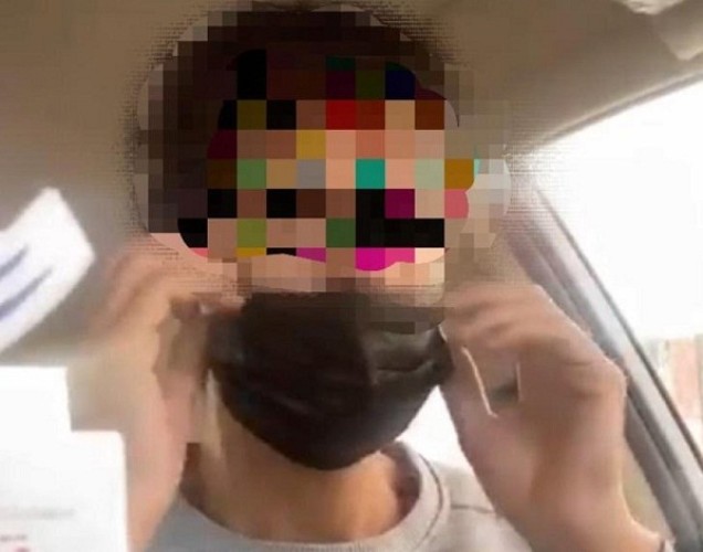 بالفيديو: شخص يرتدي كمامة سوداء يبصق عليها وعلى عملة معدنية .. والجهات الأمنية تطيح به!