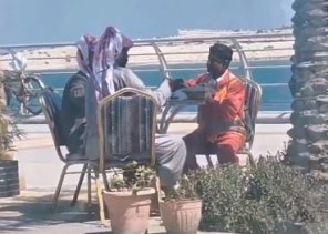 فيديو: في موقف إنساني.. شابان يدعوان عامل نظافة لتناول الطعام معهما على كورنيش الخبر