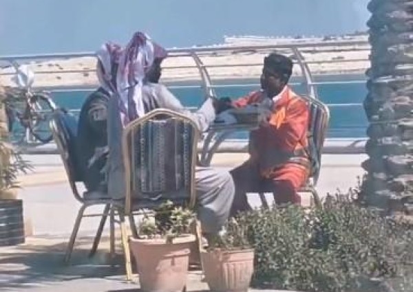 فيديو: في موقف إنساني.. شابان يدعوان عامل نظافة لتناول الطعام معهما على كورنيش الخبر