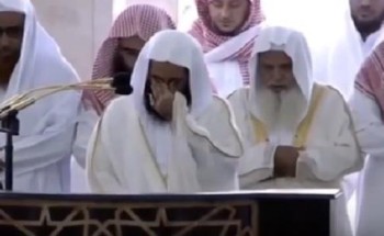 بالفيديو .. إمام الحرم النبوي يجهش بالبكاء خلال صلاة الجمعة .. والكشف عن السبب!