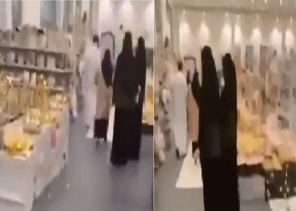 شاهد: امرأة عائدة من إيران تبصق على الأرض داخل متجر شهير بالدمام لنقل عدوى “كورونا”
