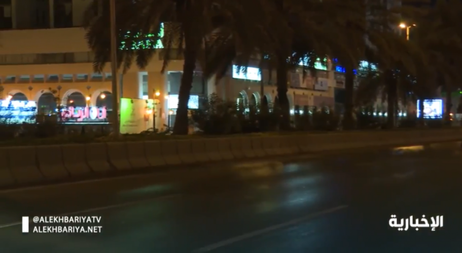 بعد تطبيق قرار منع التجول .. بالفيديو: خلو الطرق من المارة في شوارع الرياض
