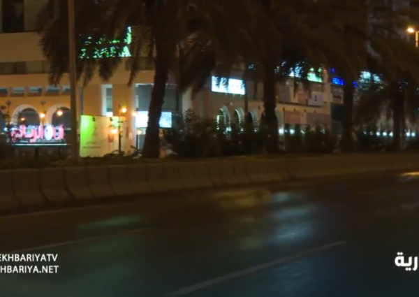 بعد تطبيق قرار منع التجول .. بالفيديو: خلو الطرق من المارة في شوارع الرياض