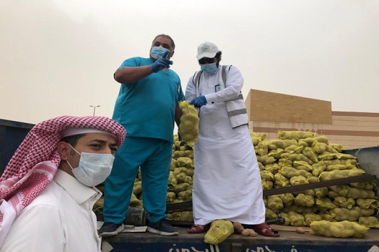 ضبط شاحنتين محملة بأعداد كبيرة من البطاطس الفاسدة لتوزيعها في سوق الخضار بالدمام