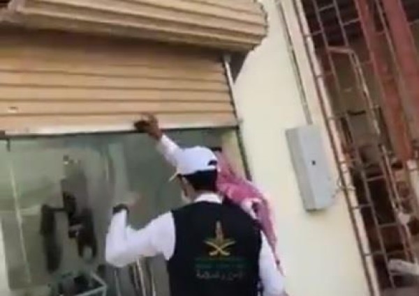 بالفيديو: مراقبان يفاجأن محل حلاق مغلق من الخارج .. وهذا ما حدث عندما فتحوا الباب