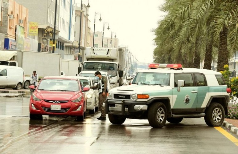 بالصور .. رجال الأمن بالشرقية يواصلون مهامهم في تطبيق أمر منع التجول تحت هطول الأمطار