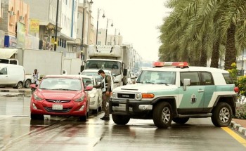 بالصور .. رجال الأمن بالشرقية يواصلون مهامهم في تطبيق أمر منع التجول تحت هطول الأمطار