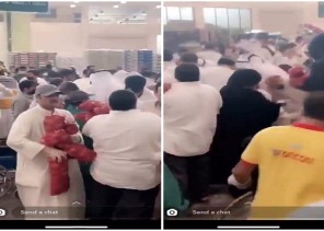 شاهد: فوضى وتدافع في أحد أسواق الكويت لشراء كميات كبيرة من البصل