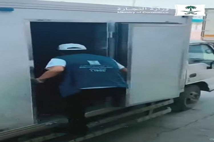 بالفيديو: القبض على عمالة مخالفة قامت بتخزين 1800 طبق بيض في رفحاء