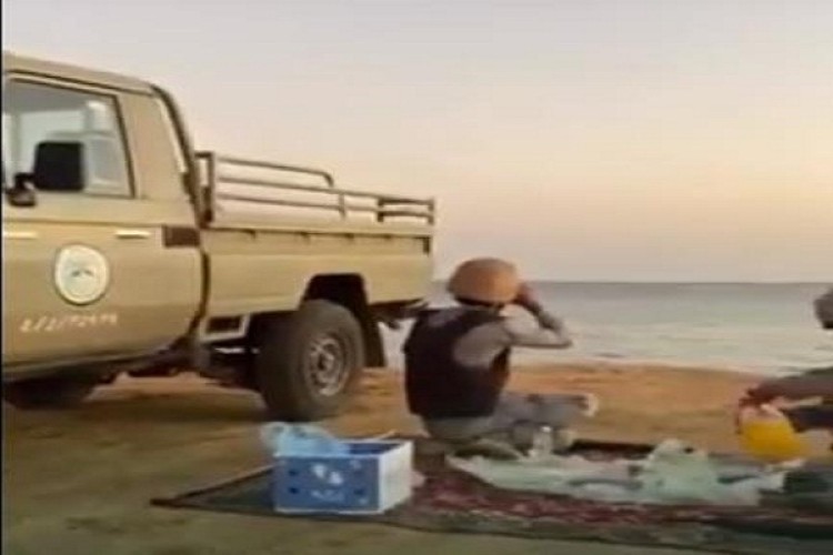 شاهد: لحظة تناول رجال حرس الحدود طعام الإفطار في ثاني أيام رمضان في ثغور المملكة براً وبحراً