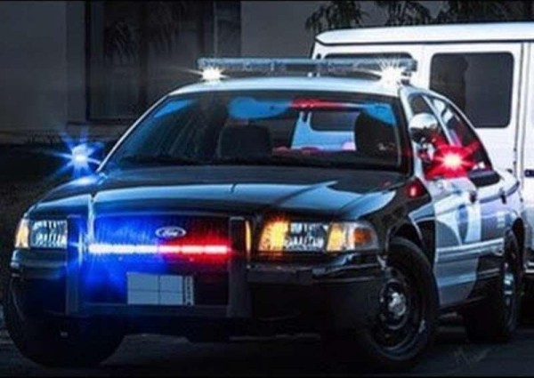 شرطة الشرائع تحقق مع قائد مركبة وشخصين تجاوزوا نقاط منع التجول والسير بسرعة عالية
