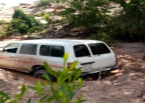 فريق فزعة التطوعي بجازان ينتشل سيارة مواطن من نوع صالون بجبال القهر في الريث