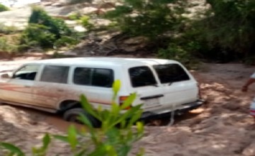 فريق فزعة التطوعي بجازان ينتشل سيارة مواطن من نوع صالون بجبال القهر في الريث