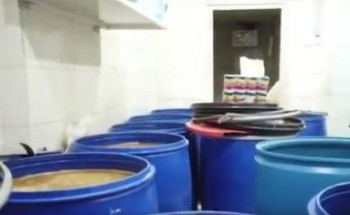 الفرق الرقابية بأمانة المدينة تضبط موقع مخالف لتصنيع مشروب السوبيا باستخدام مواد منتهية الصلاحية