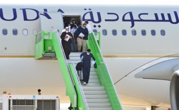شاهد: لحظة وصول 125 مواطن ومواطنة من الأردن في مطار حائل