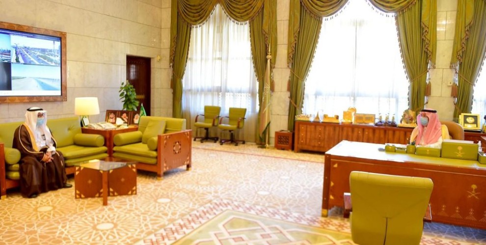 سمو الأمير فيصل بن بندر يستقبل مدير عام الشؤون الصحية بمنطقة الرياض