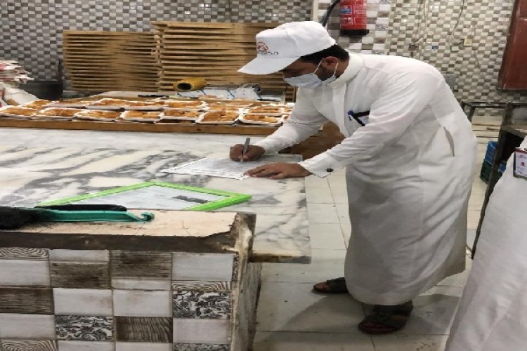 بلدية محايل تغلق مخبز وتصادر 138 كيلو من الاطعمة الغير صالحة
