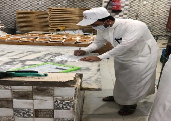 بلدية محايل تغلق مخبز وتصادر 138 كيلو من الاطعمة الغير صالحة