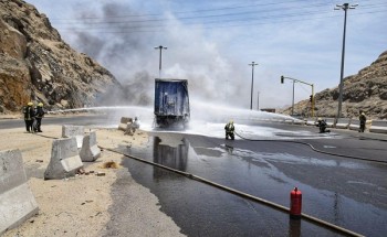 الدفاع المدني بمكة تسيطر على حريق شب بحاوية لنقل مواد كيميائية