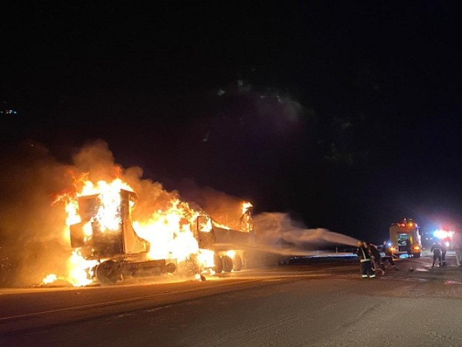 مدني حائل يخمد حريق اندلع بشاحنتي نقل على طريق حائل – الجوف