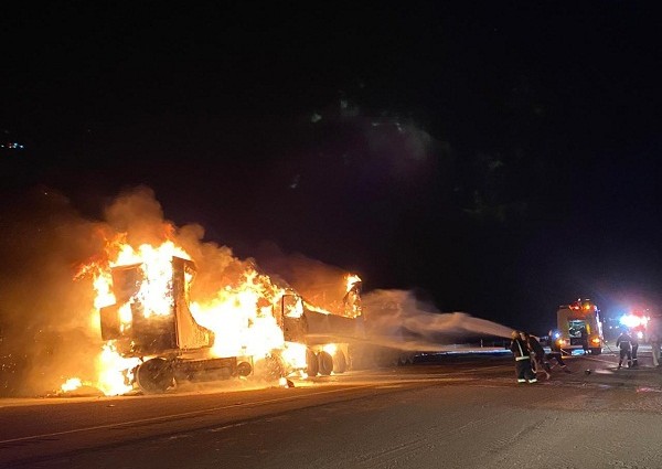 مدني حائل يخمد حريق اندلع بشاحنتي نقل على طريق حائل – الجوف