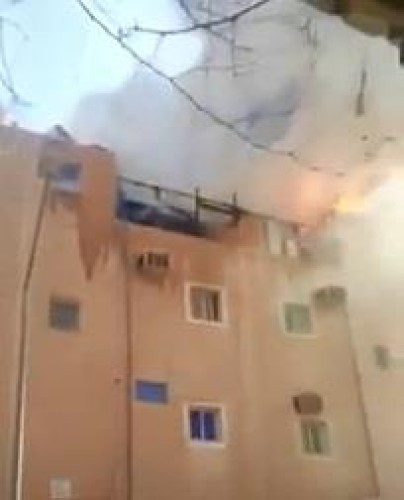 بالفيديو .. حريق هائل يلتهم سطح مبنى سكني في دولة الكويت.