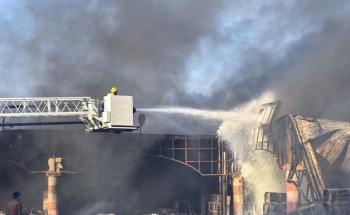 الدفاع المدني بتبوك يسيطر على حريق إندلع في عدد من المحلات التجارية بالسوق الدولي