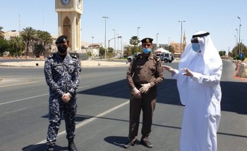 محافظ أملج ميدانياً يتابع تطبيق الأجراءات الأحترازية ويهنئ رجال الأمن بالعيد