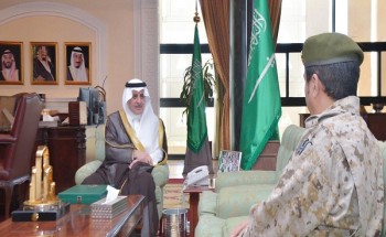 أمير تبوك يستقبل مدير مستشفى الملك سلمان للقوات المسلحة بالشمالية الغربية