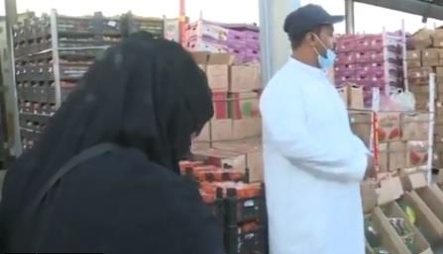 تخوض صراعاً مع التجار .. بالفيديو: التاجرة السعودية “أم سلطان” تقتحم مجال بيع الخضار في جدة