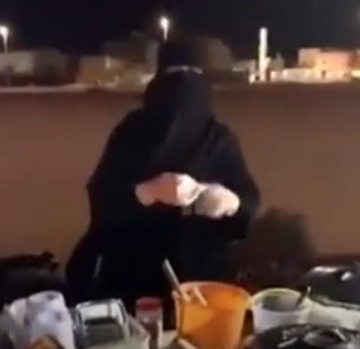 منحت الزبائن طعام بدون مقابل .. بالفيديو: مواطن يفاجئ سيدة تبيع مأكولات بالشارع ويمنحها مبلغ مالي