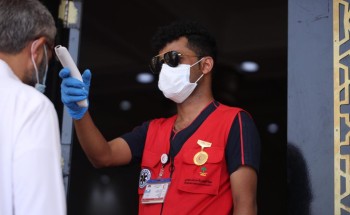 متطوعي الهلال الأحمر بجازان يقيمون نقاط فرز بصري ببعض جوامع المنطقة لمواجهة فيروس كورونا