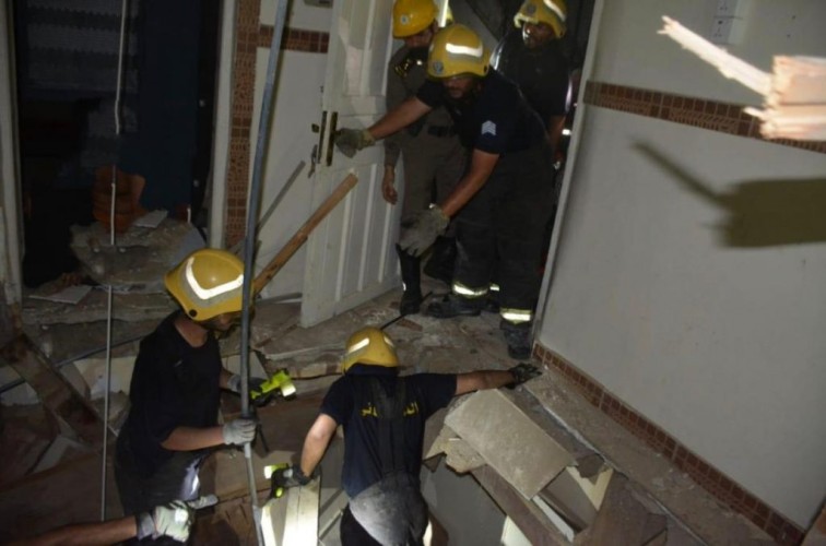 فرق الإنقاذ والإنهيارات بالدفاع المدني بمحافظة جدة تباشر إنهيار منزل شعبي بحي الرويس.