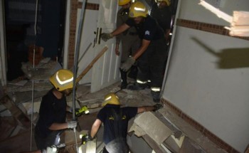 فرق الإنقاذ والإنهيارات بالدفاع المدني بمحافظة جدة تباشر إنهيار منزل شعبي بحي الرويس.