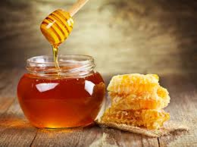 أستاذ في علم العقاقير بوصي باستعمال العسل النقي لتخفيف التهابات اللوزتين الشديد