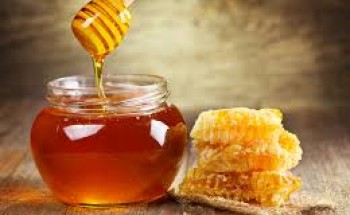 أستاذ في علم العقاقير بوصي باستعمال العسل النقي لتخفيف التهابات اللوزتين الشديد