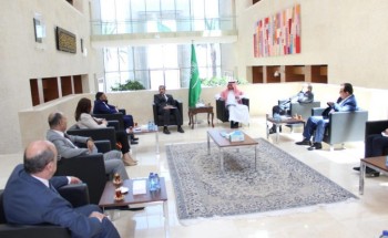 سفير المملكة لدى الأردن يلتقي وفداً من جماعة عمان لحوارات المستقبل